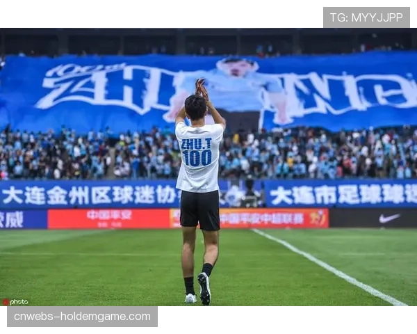 镜头捕捉：看台上巴黎球迷展示巨幅tifo致敬即将离队的老将