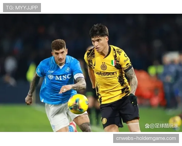 特写：攻入绝杀后，蒙扎老将佩西纳冲向客队看台与家人庆祝